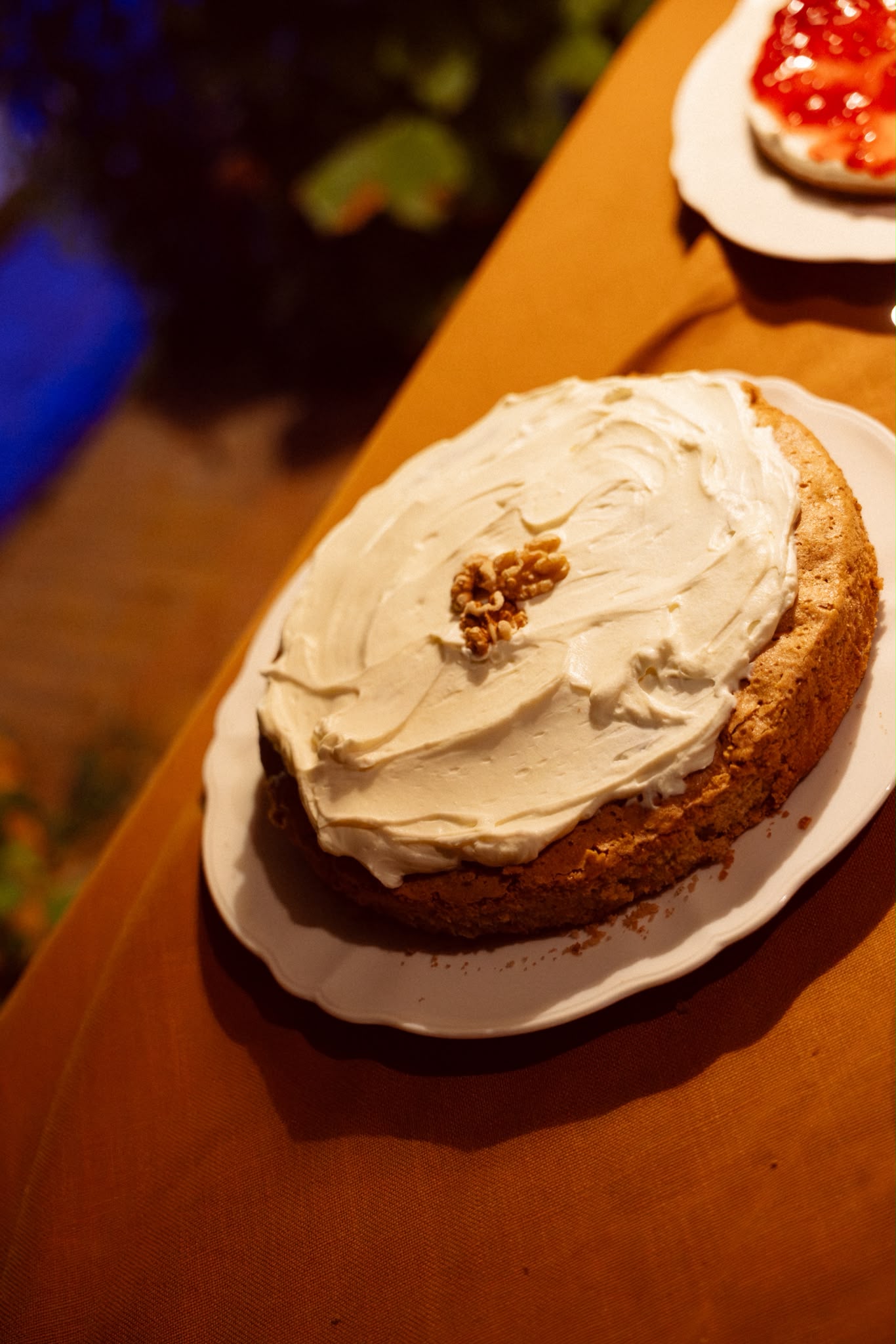 Tarta con crema y nueces presentada en la celebración