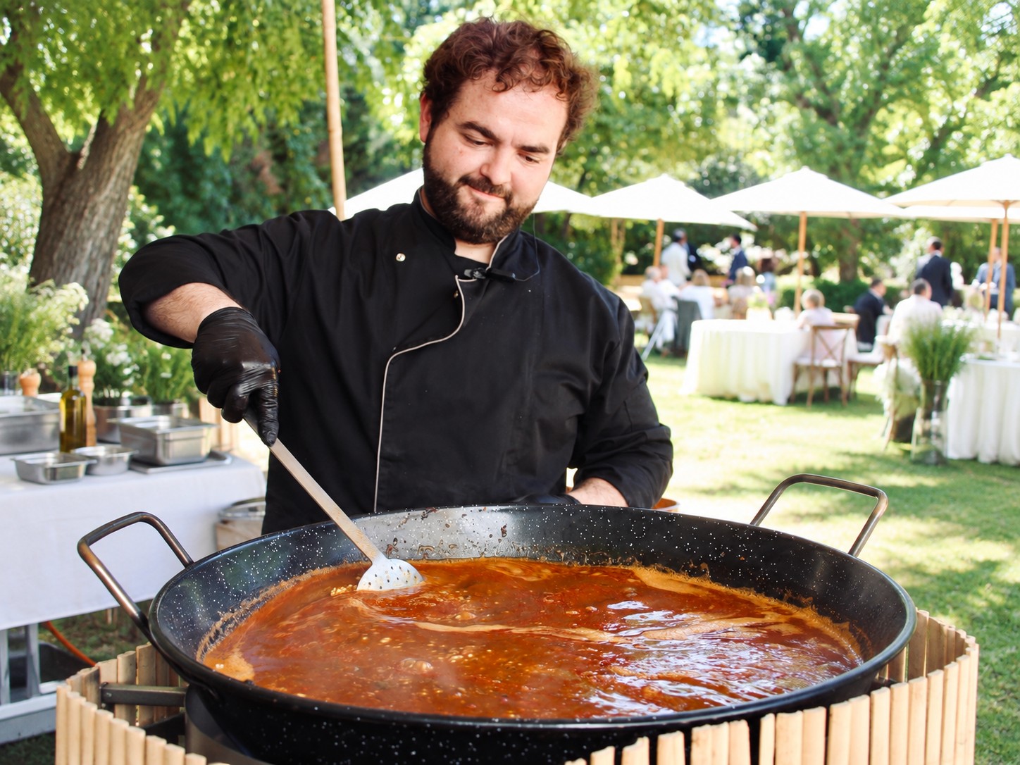 Diego cocinando un arroz al aire libre para una celebración