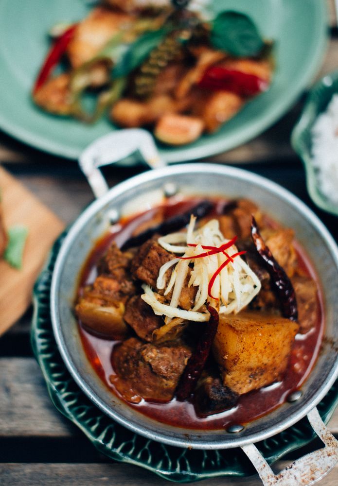 Guiso de carne con patatas servido en una cazuela