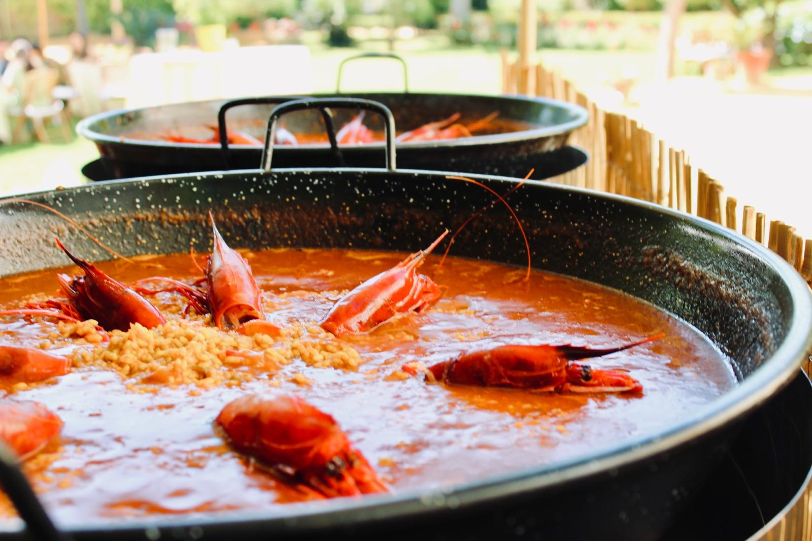 Paellera con arroz y marisco, cocinada al aire libre