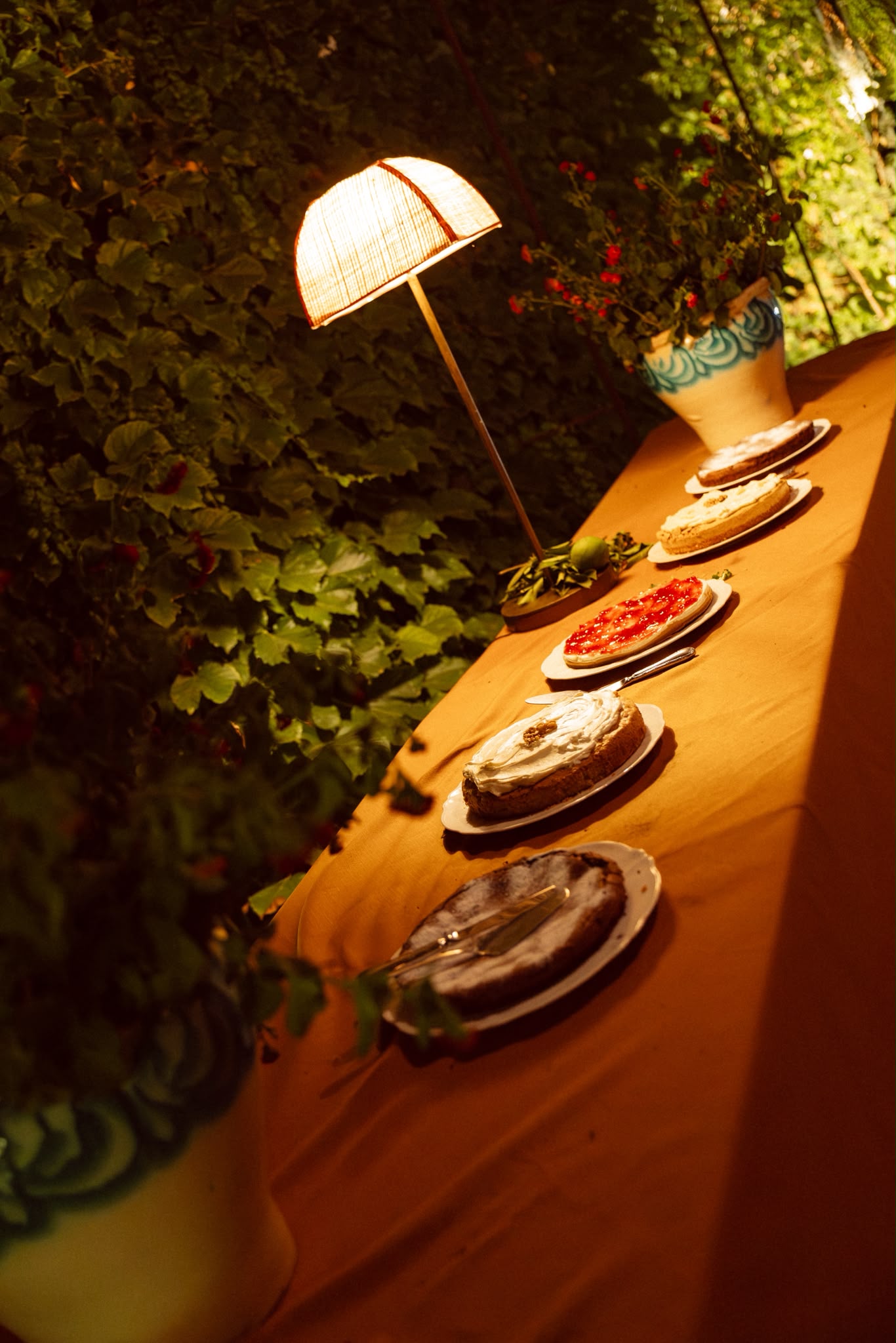 Selección de tartas caseras en la mesa de una celebración